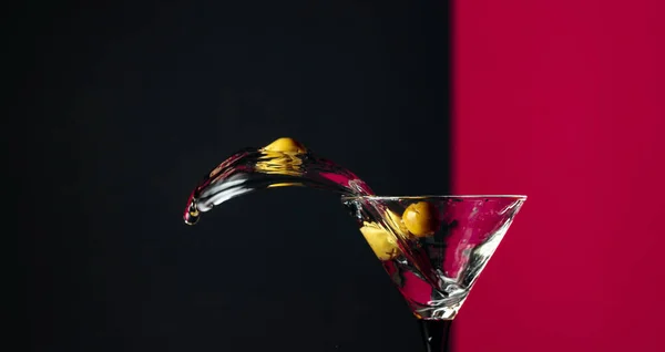 Martini Con Spruzzo Olive Verdi Copia Spazio — Foto Stock