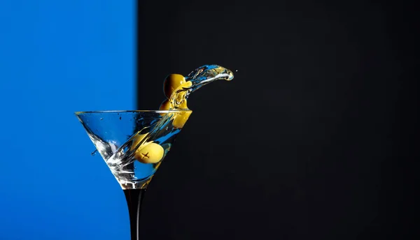 Martini Mit Grünen Oliven Spritzen Kopierraum — Stockfoto