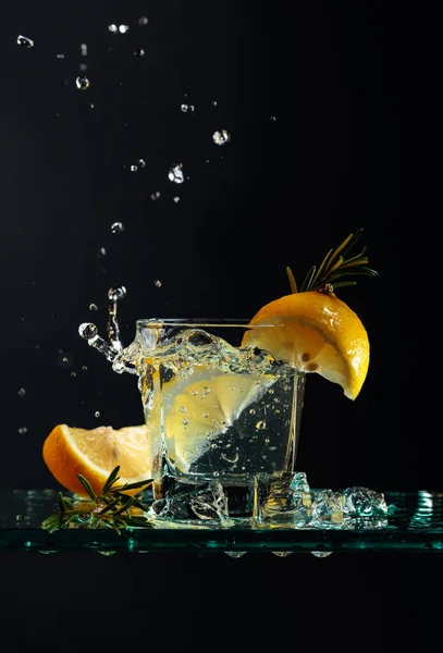 Cocktail Gin Tonic Med Citron Och Rosmarin Kolsyrad Dryck Med — Stockfoto