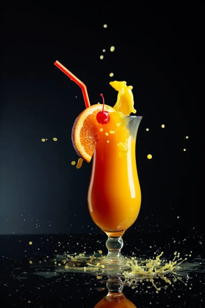 Апельсиновый Сок Брызгами Черном Отражающем Фоне — стоковое фото