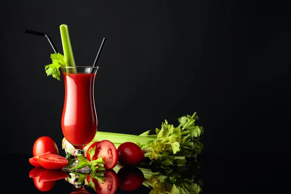 Cocktail Bloody Mary Celery Black Reflective Background Classic Cocktail — Stock Photo, Image