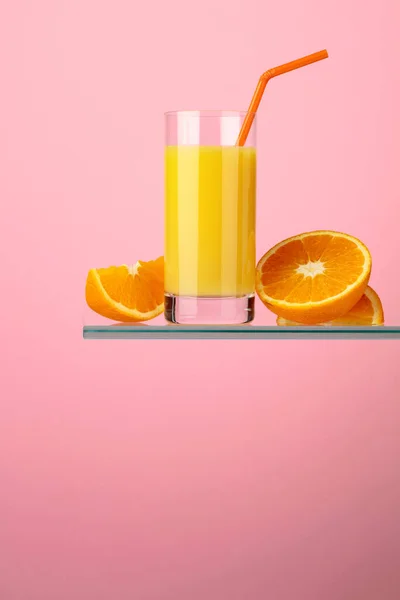Zumo Naranja Con Frutas Frescas Sobre Fondo Rosa Copiar Espacio — Foto de Stock