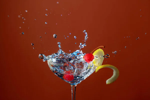 Cocktailstänk Drick Med Citron Och Körsbär Blandat Ljus Röd Bakgrund — Stockfoto