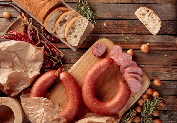 Salsiccia Con Pane Spezie Vecchio Tavolo Legno Salsiccia Con Rosmarino — Foto Stock