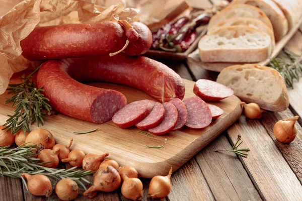 Salsicha Com Pão Especiarias Uma Velha Mesa Madeira — Fotografia de Stock