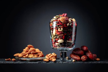 Hurma ve kurutulmuş meyve, fındık ve tohum. Boşluğu kopyala.