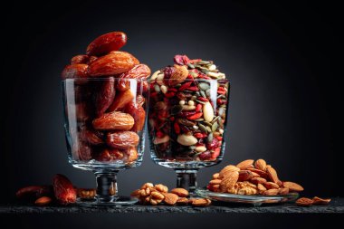 Hurma ve kurutulmuş meyve, fındık ve tohum. Boşluğu kopyala.