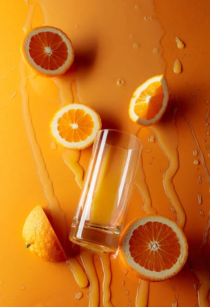 Zumo Naranja Con Frutas Sobre Fondo Naranja Vista Superior — Foto de Stock