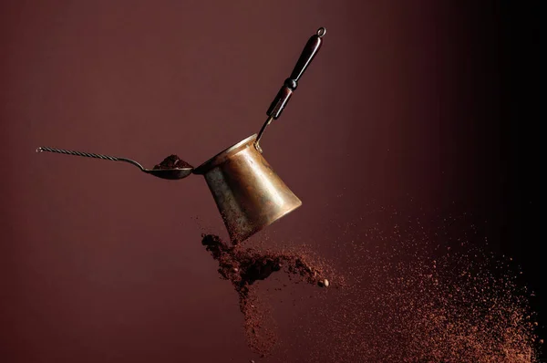 Old Copper Coffee Maker Spoon Ground Coffee Motion Spilled Coffee — Stock Photo, Image