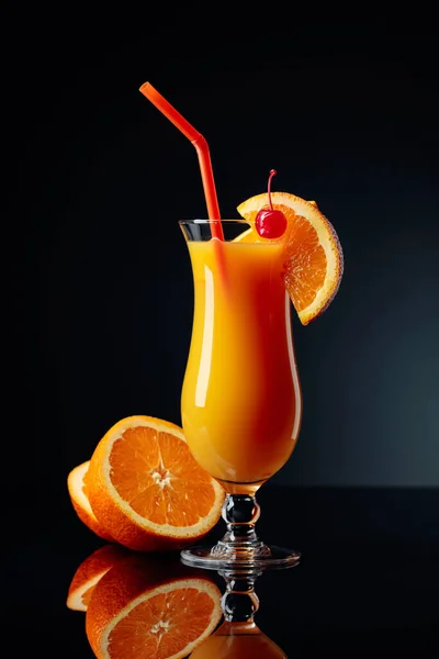 Коктейль Восход Текилы Апельсином Вишней Черном Отражающем Фоне — стоковое фото