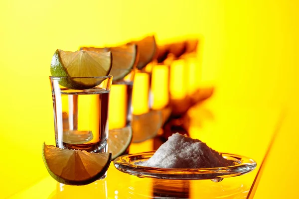 Tequila Sal Fatias Limão Fundo Amarelo — Fotografia de Stock