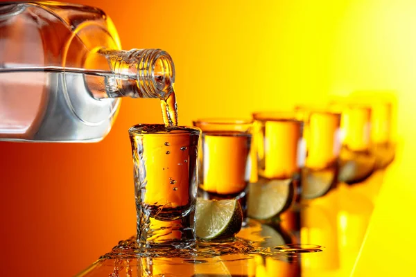 Tequila Com Fatias Limão Fundo Amarelo Despeje Uma Bebida Alcoólica — Fotografia de Stock