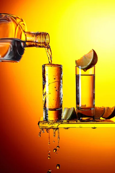 Tequila Mit Limettenscheiben Auf Gelbem Hintergrund Gießen Sie Ein Starkes — Stockfoto