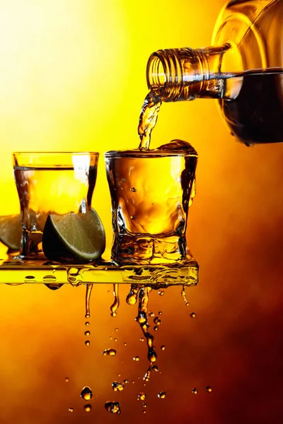 Τεκίλα Φέτες Λάιμ Κίτρινο Φόντο Ρίχνει Ένα Δυνατό Αλκοολούχο Ποτό — Φωτογραφία Αρχείου