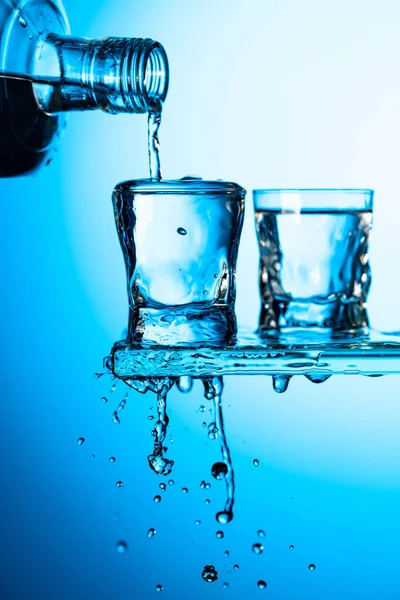 Vodka Fundo Azul Despeje Uma Bebida Alcoólica Forte Copos Pequenos — Fotografia de Stock