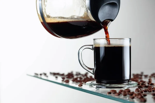 Café Negro Una Taza Vidrio Sobre Una Mesa Vidrio Café —  Fotos de Stock