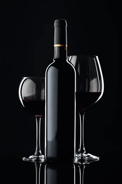 Bottiglia Bicchieri Vino Rosso Sfondo Nero Riflettente — Foto Stock