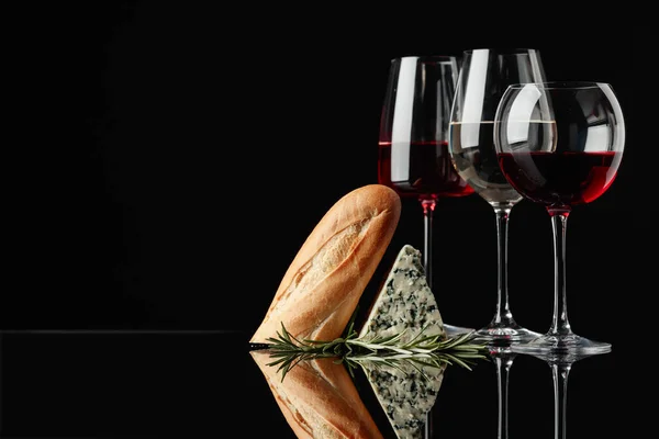Queijo Azul Com Pão Alecrim Vinho Sobre Fundo Preto Reflexivo — Fotografia de Stock