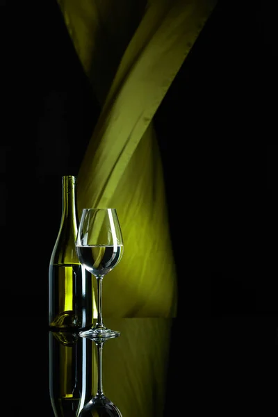 Wineglass Butelka Białego Wina Czarnym Tle Odblaskowym Zielona Satynowa Kurtyna — Zdjęcie stockowe