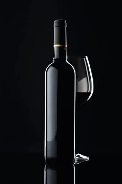 Botella Copa Vino Tinto Sobre Fondo Negro Reflectante — Foto de Stock