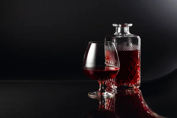 Una Copa Brandy Una Jarra Sobre Fondo Oscuro Fantasía Reflexión — Foto de Stock