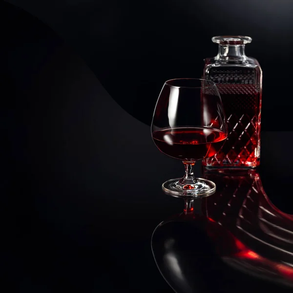 Egy Pohár Brandy Egy Kancsó Sötét Háttérrel Fancy Tükröződés Egy — Stock Fotó