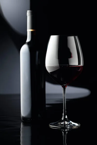 Γυαλί Και Μπουκάλι Κόκκινο Κρασί Πάνω Μαύρο Φόντο Αντανακλαστική — Φωτογραφία Αρχείου