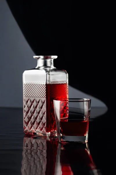 Decanter Bicchiere Whisky Fondo Nero Riflettente — Foto Stock