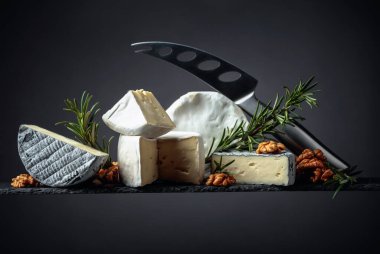 Ceviz ve biberiyeli çeşitli yumuşak peynirler. Boşluğu kopyala.