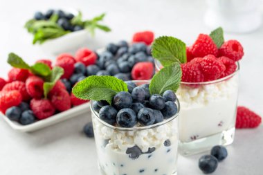 Tatlı. Krem, ahududu ve taze nane ile süslenmiş yaban mersini ile süzme peynir. 