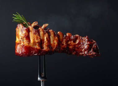 Izgara domuz pirzolası ve çatalla biberiye. Boşluğu kopyala.