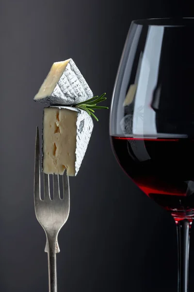 Vino Tinto Queso Blando Tenedor Copiar Espacio — Foto de Stock