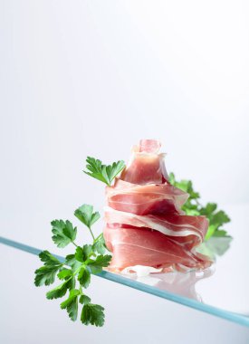 Cam masaya maydanozlu jambon, boşluğu kopyala.