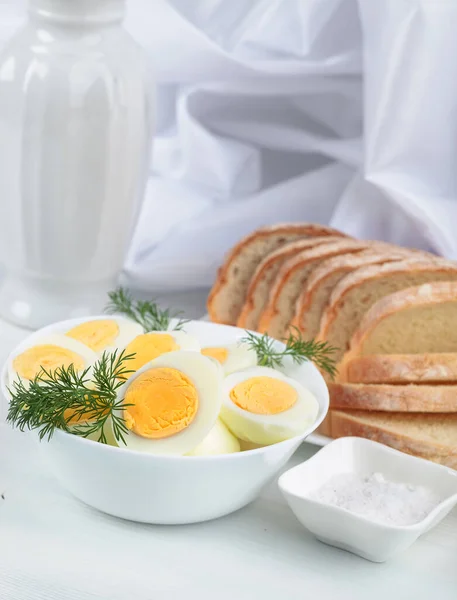 Ovos Cozidos Pão Uma Mesa Madeira Branca — Fotografia de Stock