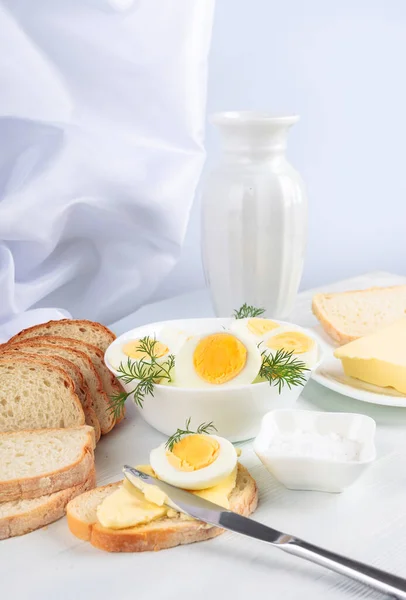 Gotowane Jajka Chleb Białym Drewnianym Stole — Zdjęcie stockowe
