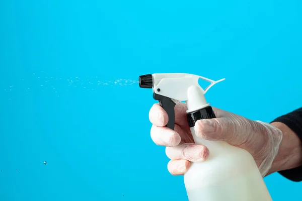 Männerhand Gummihandschuhen Sprüht Desinfektionsmittel Kopiert Raum — Stockfoto