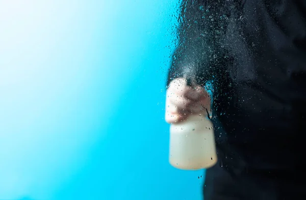 Man Gummihandske Sprayar Desinfektionsmedel Ett Glas Selektivt Fokus Kopiera Utrymme — Stockfoto