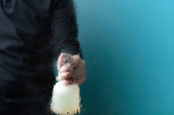 Mann Gummihandschuhen Sprüht Desinfektionsmittel Auf Ein Glas Selektiver Fokus Kopierraum — Stockfoto