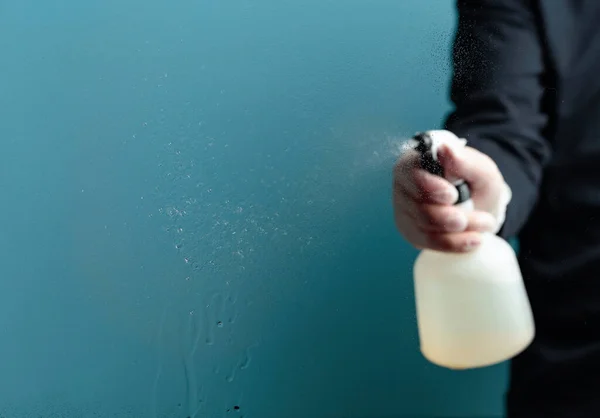 Man Gummihandske Sprayar Desinfektionsmedel Ett Glas Selektivt Fokus Kopiera Utrymme — Stockfoto