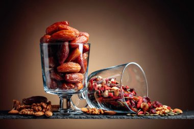 Hurma ve kurutulmuş meyve, fındık ve tohum. Boşluğu kopyala.