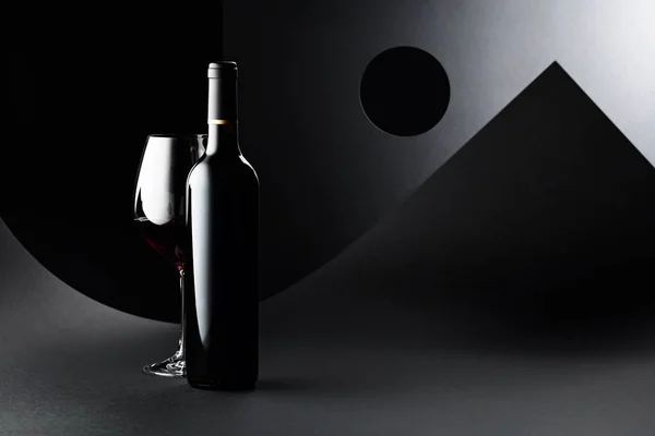 Botella Cerrada Copa Vino Tinto Sobre Fondo Oscuro Copiar Espacio —  Fotos de Stock