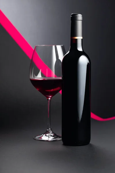 Botella Cerrada Copa Vino Tinto Sobre Fondo Oscuro —  Fotos de Stock