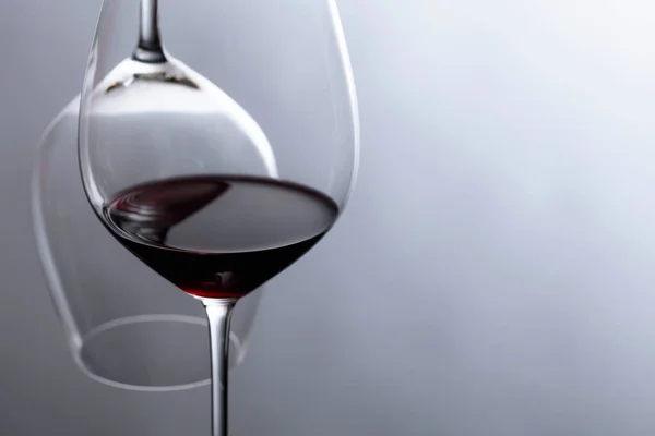 Glas Rode Wijn Een Zwarte Reflecterende Achtergrond Selectieve Fokus Kopieerruimte — Stockfoto