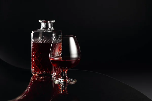 Una Copa Brandy Una Jarra Sobre Fondo Oscuro Fantasía Reflexión — Foto de Stock