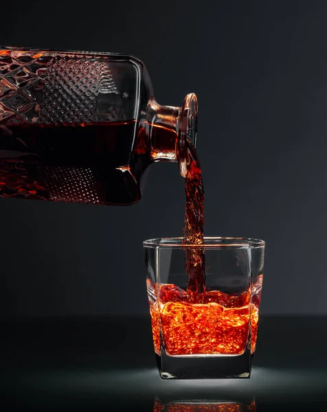 Whiskey Versato Decanter Bicchiere — Foto Stock