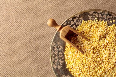 Çiğ pişmemiş mercimek (mercek mutfağı). Kopyalama alanı olan üst görünüm.