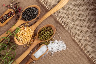 Biberiye, tuz ve biberiyeli çeşitli çiğ mercimekler. Kopyalama alanı olan üst görünüm.