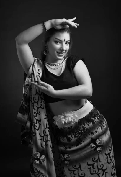 Schöne Tänzerin Traditioneller Indischer Kleidung Schwarz Weiß — Stockfoto