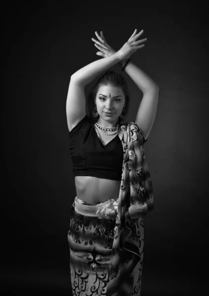 穿着印度传统服装的漂亮女舞蹈家 黑人和白人 — 图库照片