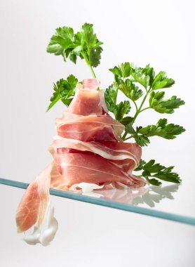 Cam masaya maydanozlu jambon, boşluğu kopyala.